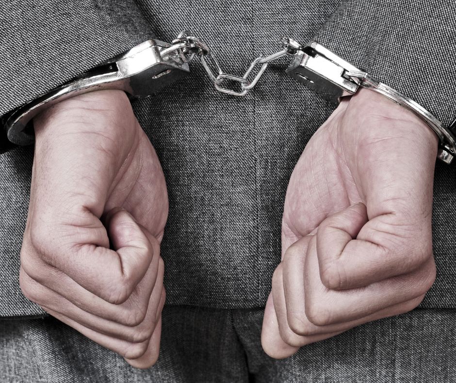 Professoressa arrestata per abusi su minori. La pedofilia non è dove pensi